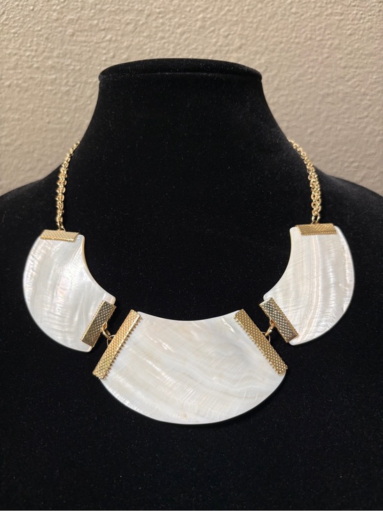 Jewelry - Mother-of-Pearl White Sea Shell Necklace